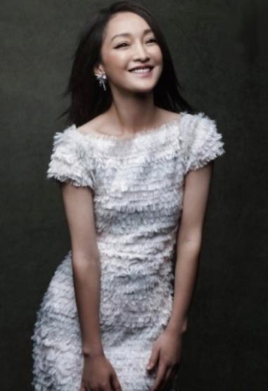 周迅出现在机场，穿裹身款上衣配7分阔腿裤，越巨星越不用装