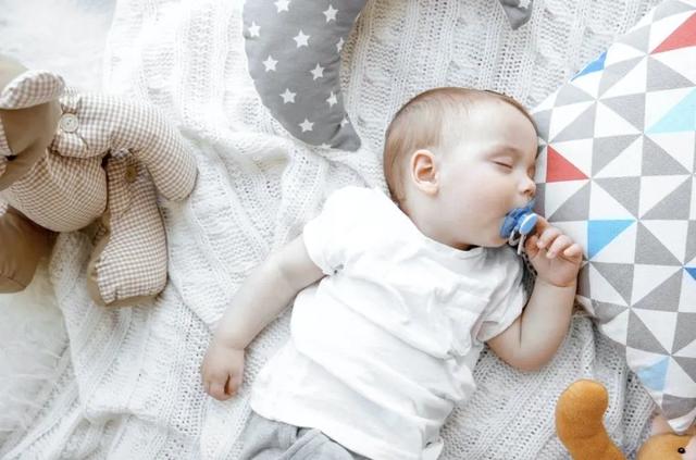 宝睡觉易惊醒、打鼾、喜欢奶睡……这些睡眠难题怎么破？