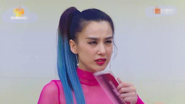 刘芸首次公演被淘汰，黄圣依哭上热搜，光眨眼
