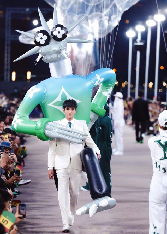 回应|吴亦凡回应背玩偶走秀太累帅气中又有点好笑被挟持了你就眨眨眼