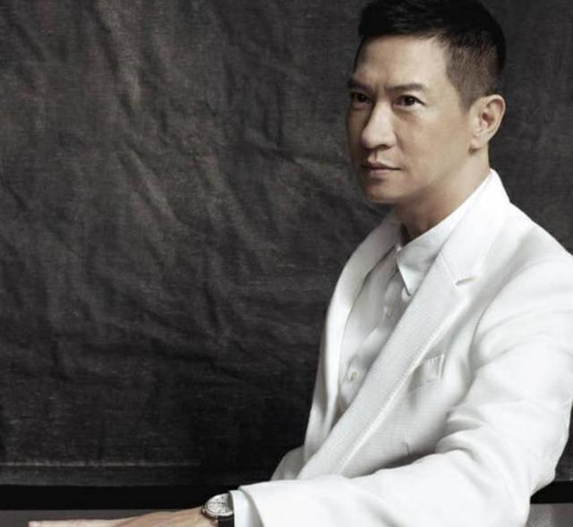 张家辉广东有钱人标配，大裤头人字拖随性出门，52岁发量优秀