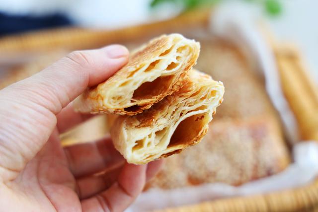 家里有面粉试试这样吃，层次多又酥脆，食材简单，做法一看就会