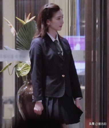 江疏影“高中照”被疯传，穿JK制服逛街，这腿是