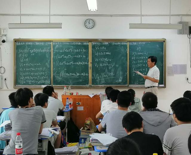 湖北武穴:高考前夜,武穴中学名师为考生速递“密钥”