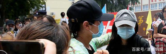 场外|张子枫高考考场外被围拍 粉丝：在助理警察的维序下没受影响