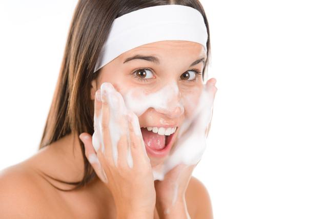 洗脸热水好还是凉水好，美容专家告诉你，这才是洗脸的正确方式
