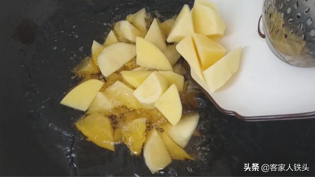 3个土豆不加一片肉，这样秘制一锅，孩子超爱吃，比薯条吃着还香