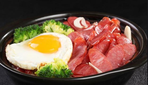 臘腸煲仔飯，臘腸香甜，浸潤了湯汁的米飯特別香，鍋巴金黃香脆