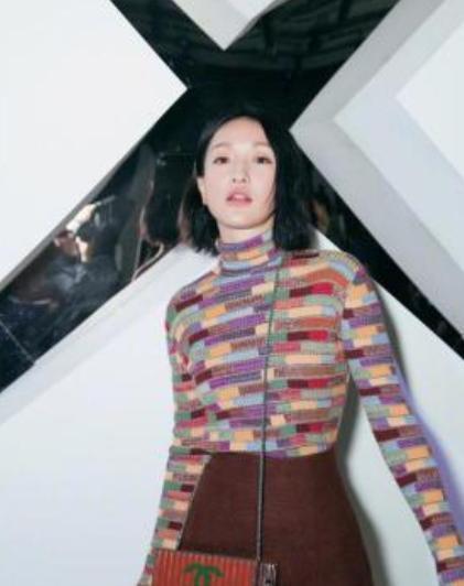 周迅出现在机场，穿裹身款上衣配7分阔腿裤，越巨星越不用装