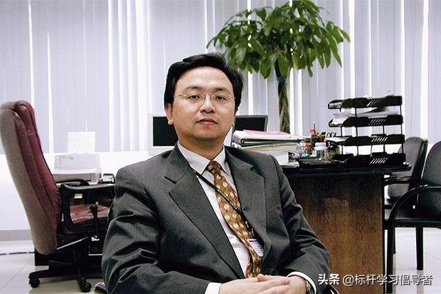 从父母双亡的“哑巴儿”，到千亿商国的掌门人