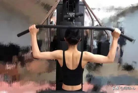 赵丽颖黑长直头发录《中餐厅》，身材瘦力气大，提大箱子爬楼梯