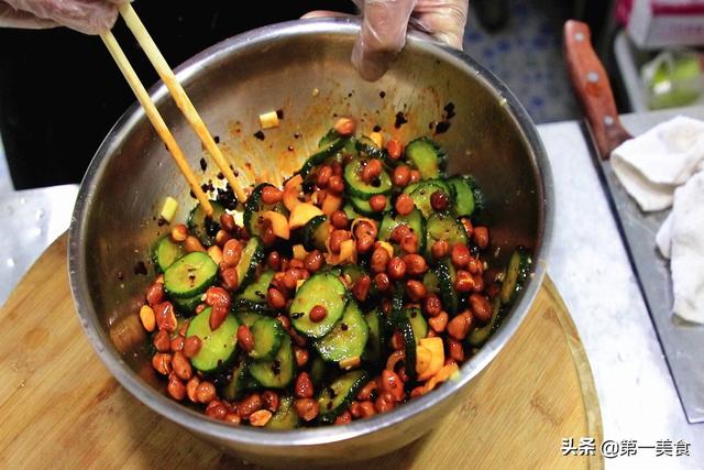 两根黄瓜、一把花生米，大厨做了一道特色凉拌