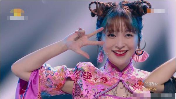 金莎舞台两次掉扇子，不能怪服装道具，金莎舞蹈动作问题最大