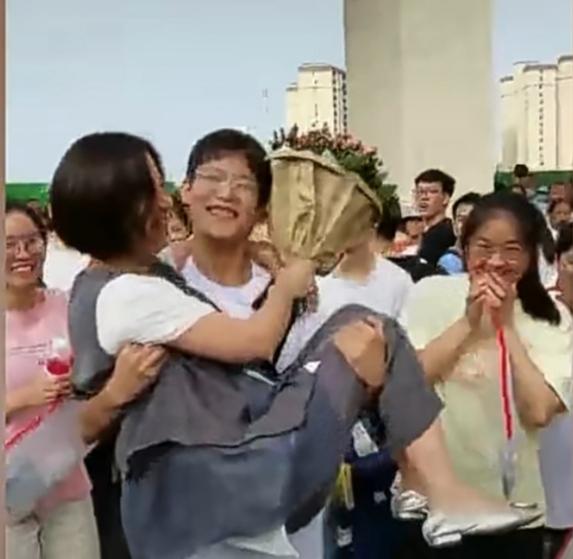 班主任|高考结束班主任获考生公主抱 高考结束班主任获考生公主抱