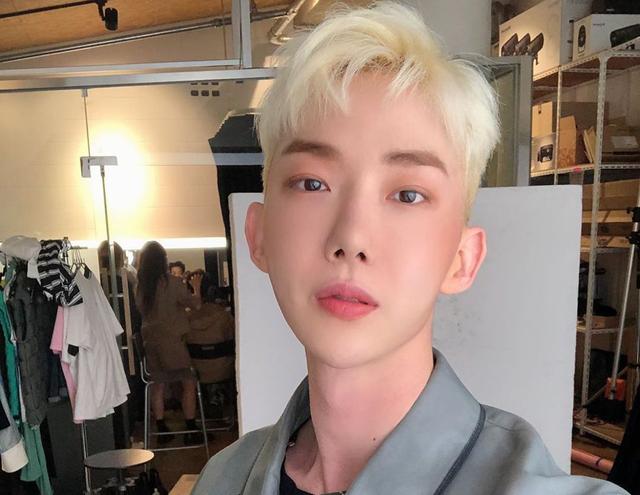 韩国2AM队长赵权服役时母亲患病，前辈姐姐金惠秀的举动令人感动