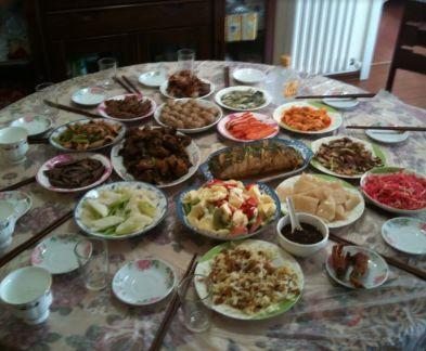 小三挺大肚上门逼离婚，俺大鱼大肉招待，她刚吃一口，就落荒而逃