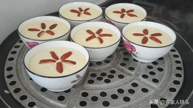 面粉中打入3个鸡蛋，筷子一搅装6碗，早餐一人吃一碗，简单营养