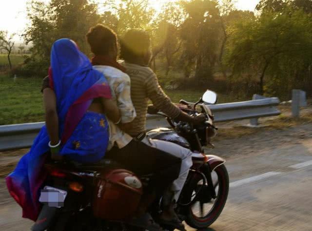 为啥女生乘摩托车时要侧着坐？直男表示不理解