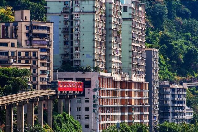 重庆轻轨穿梭居民楼里，会吵到人吗？会不会晃