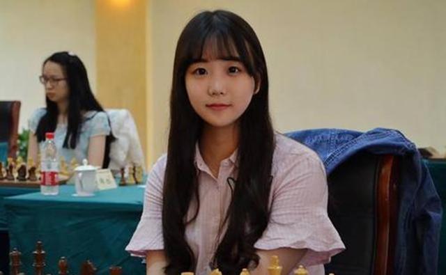 10岁获国际象棋“新人王”称号，14岁进国家队，如今20岁颜值惊艳