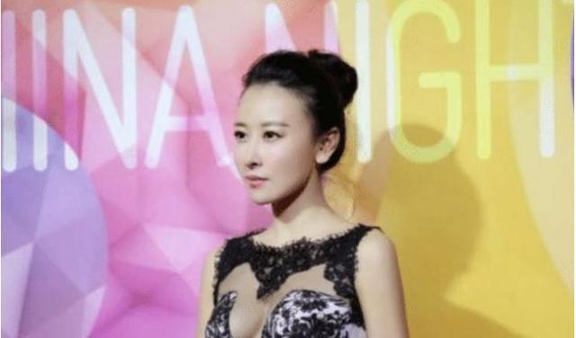 她有着浓浓的女人味，名字却男性化，被堪称“