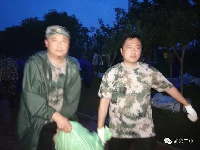 湖北武穴實驗二?。荷钜箠^戰(zhàn)搶險，馳援濱江公園