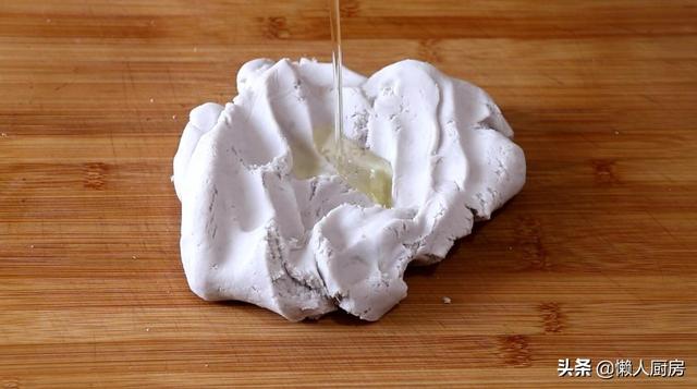 不需要油炸，教你芋头的新做法，配上猪肉馅，吃起来那叫一个香