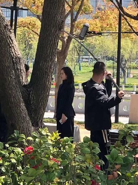 刘诗诗新路透曝光！穿大衣戴安全帽变包工头，