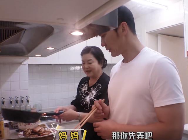 李晨下厨做“苹果花”，我却在意妈妈的叮嘱，瞬间被暖到了