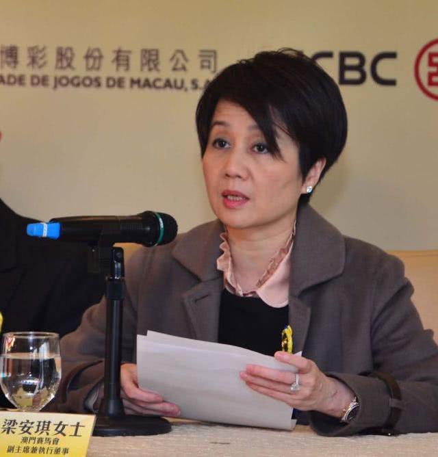 何鸿燊到底多有钱？看看他吃的炒饭你就知道，