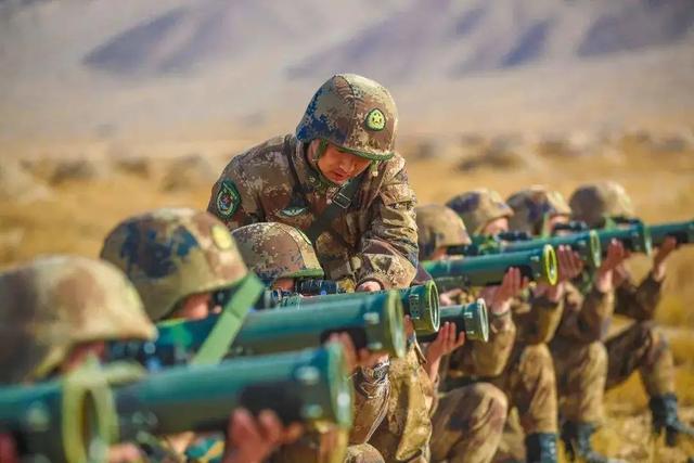 解放军的特殊武器：匕首可发射子弹，电磁枪像