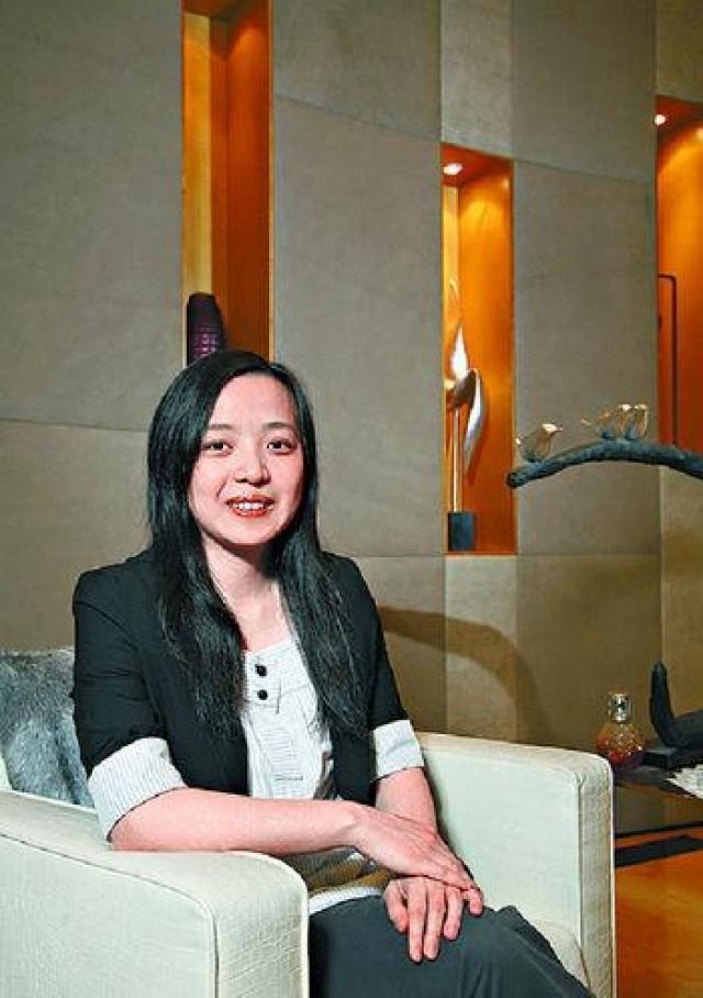 刘銮雄是她妹夫，靠他资助留学美国，现成甘比