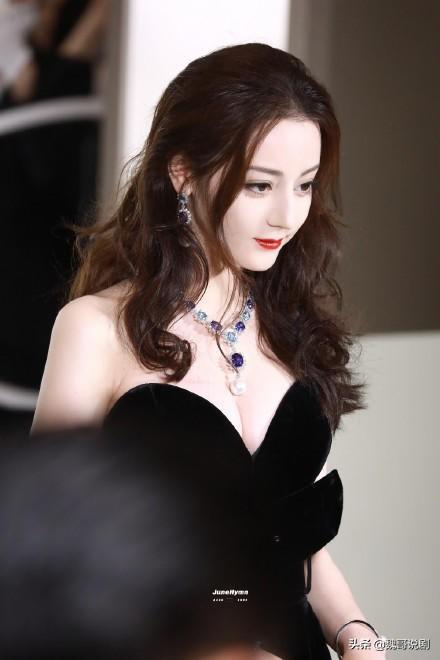 迪丽热巴出席活动，黑色深V抹胸长裙御姐范十足