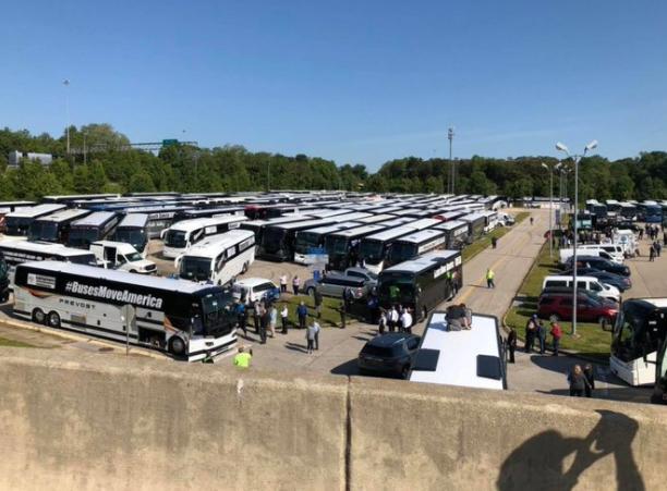 白宫出现惊险一幕！数千辆巴士排起十里长队，对峙白宫只为讨说法