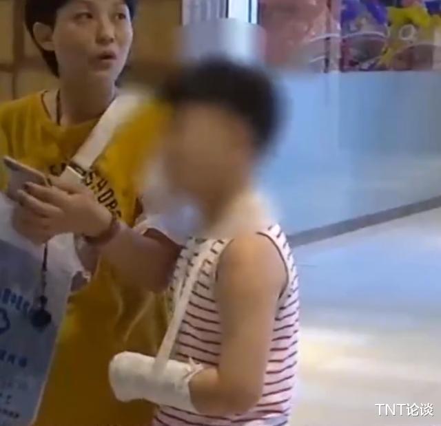 玩商场里的"大滚筒", 孩子弄断了手！谁出医药费引争议
