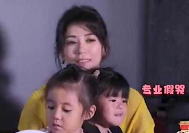 修杰楷晒波妞撒娇照，见姐姐与妈妈亲吻，双手紧搂贾静雯争宠萌翻