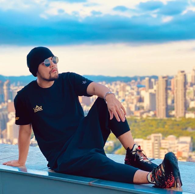 昆凌晒照周杰伦带女儿游泳，海中比剪刀手，满