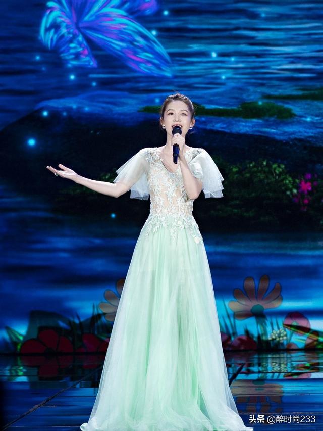 李沁井柏然同框合唱，一个绿裙仙气十足，一个粉色西装清新帅气