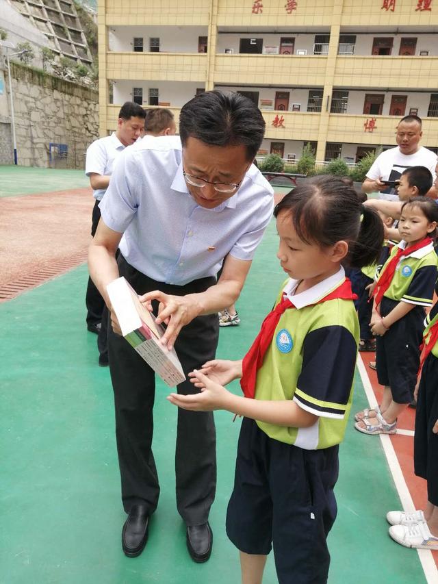 紫阳县城关镇中心学校：校际帮扶走出教育“专业脱贫”路