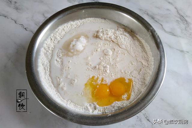 面粉加红豆，早起电饭锅一蒸，比面包还好吃，做早餐特别棒