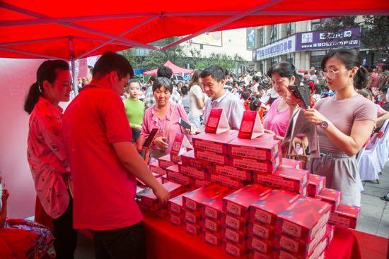 鄭州高新萬達廣場社區(qū)行開啟“福利派對”，來了就能賺到