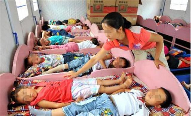 为什么孩子在幼儿园睡觉时，老师让他们“头脚相对”？有3点好处