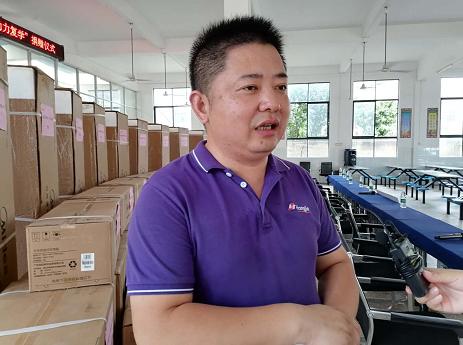 湖北武穴：愛心企業(yè)家鄧必陽向雞公嶺中學(xué)捐價(jià)值7萬元空調(diào)助學(xué)