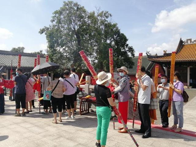 高三学子们纷纷到南宁孔庙，祭拜孔子，祈福金榜题名