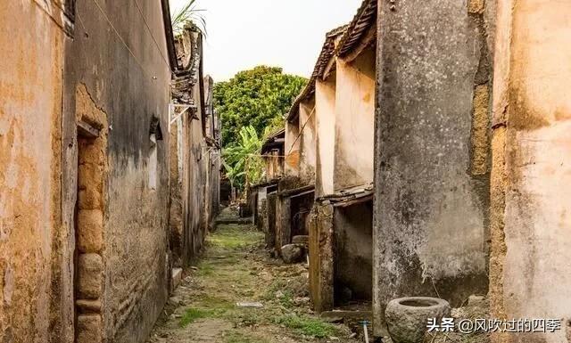 潮汕地区有座奇妙古村，村民离开之后，断壁残垣像电影片场