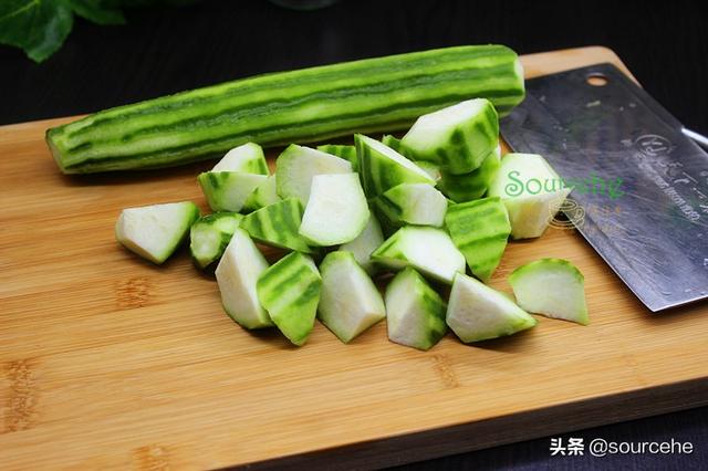 进入8月，吃红豆绿豆都不如吃这瓜，加肉炒鲜香味美，营养全面