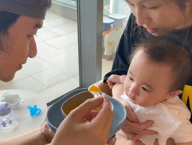 古巨基升级当爸，儿子发育得很健壮，52岁妻子生完孩子后却很沧桑