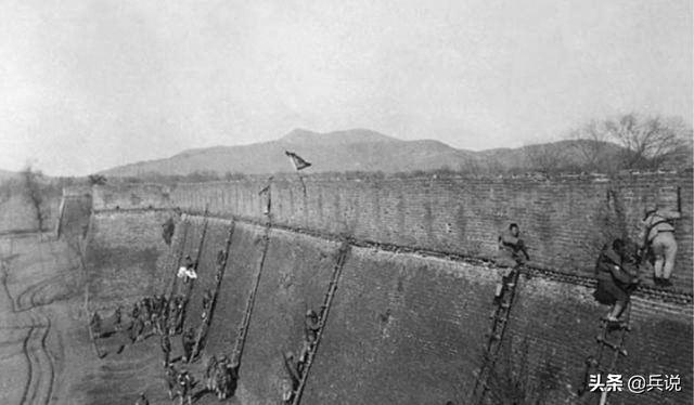 王近山抢战士机枪，班长不松手：您别打了！我