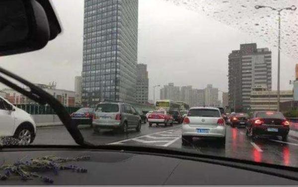 暴雨天开双闪算违章吗？交警：根本不懂开车，