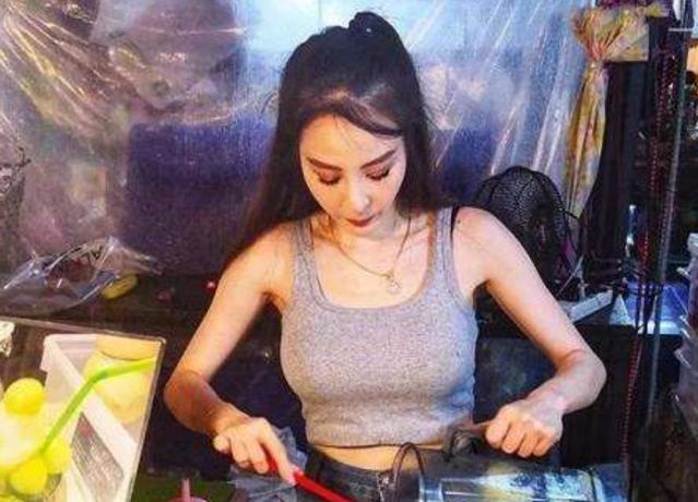 网红西施卖“另类”小吃，5元一个，路人嫌臭，